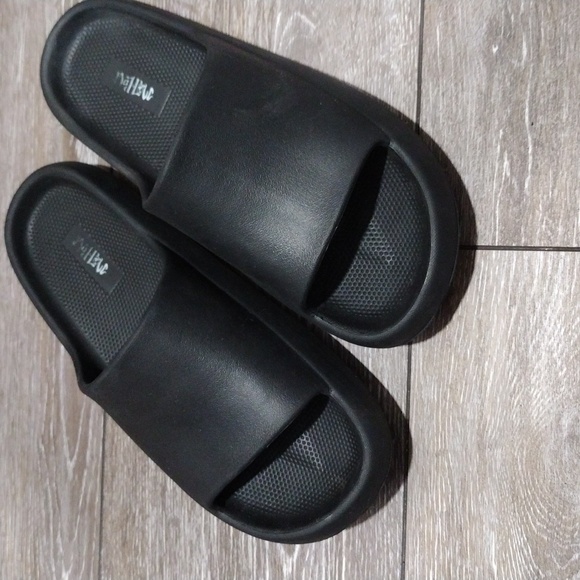 Mad Love black slides. In good condition. Size 8 - Picture 10 of 11